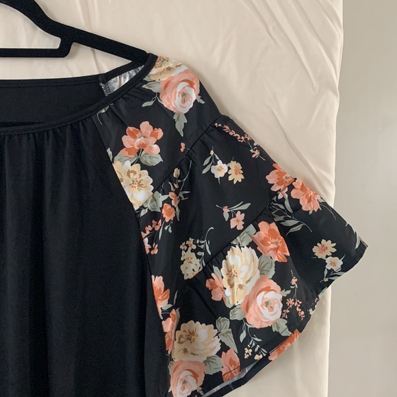 New in bag black tunic with peach, white, yellow floral layered short sleeves - Picture 2 of 8